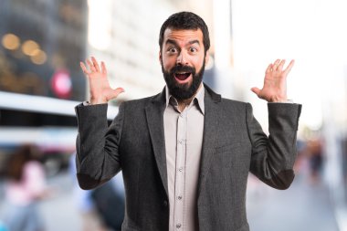 Adam sürpriz jest yapıyor.