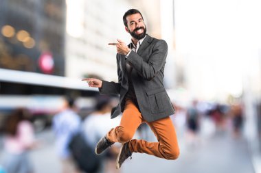 Lateral için işaret eden adam