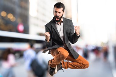 Esmer adam odaklanmamış arka plan