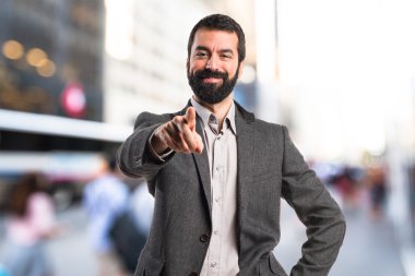 Öne doğru işaret eden adam