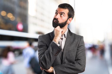 Esmer adam odaklanmamış arka plan