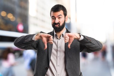 Kötü sinyal yapan erkek