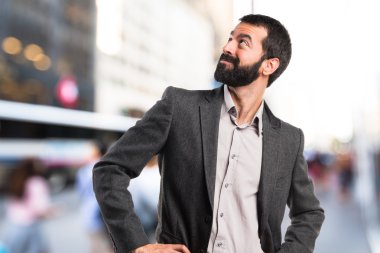 Esmer adam odaklanmamış arka plan