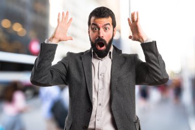 Adam sürpriz jest yapıyor.