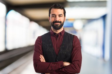 Esmer adam odaklanmamış arka plan