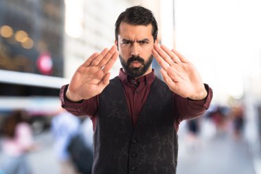 Giyen yelek dur işareti yapma dostum