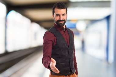 Yelek bir anlaşma giyen adam