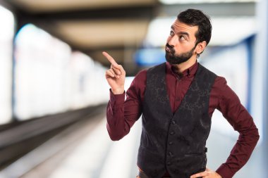 Yelek düşünme giyen adam