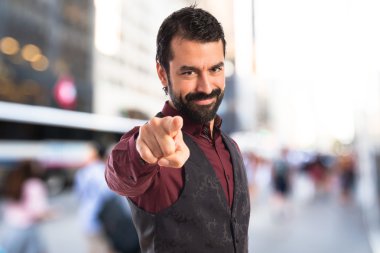 Öne doğru işaret yelek giyen adam 