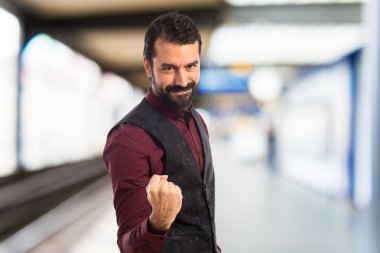 Şanslı adam giyen yelek