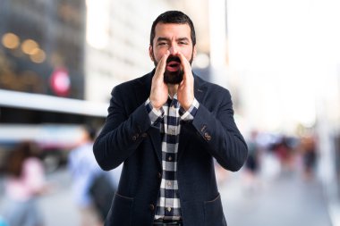 Esmer adam odaklanmamış arka plan