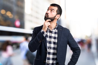 Esmer adam odaklanmamış arka plan