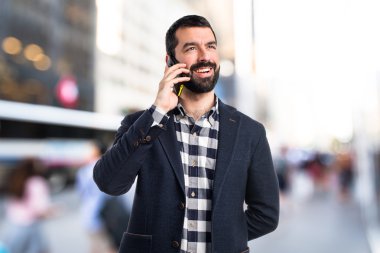 İçin mobil konuşan adam