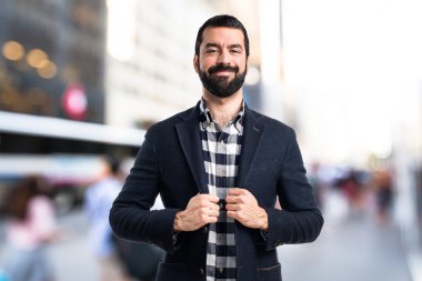 Esmer adam odaklanmamış arka plan