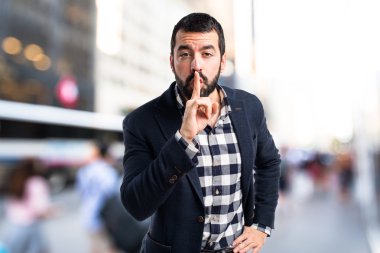 yakışıklı adam yapma sessizlik jest