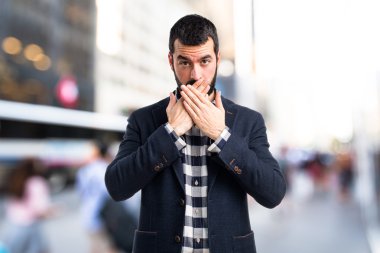 yakışıklı adam ağzını kapsayan