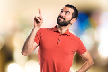 yakışıklı adam yukarı dönük