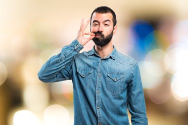 Sessiz adam hareketi yapıyor.