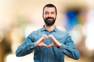 Elleriyle kalp yapan adam