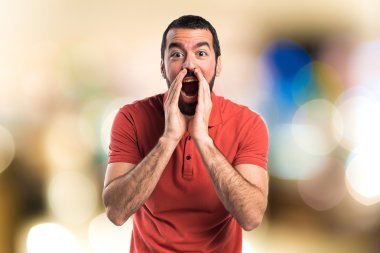 Esmer adam odaklanmamış arka plan