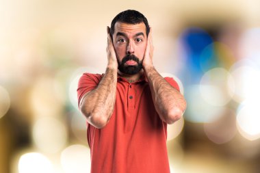 yakışıklı bir adam kulaklarını kapsayan