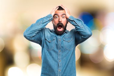 Adam sürpriz jest yapıyor.