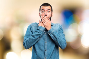 Adam sürpriz jest yapıyor.