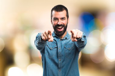 Öne doğru işaret eden adam