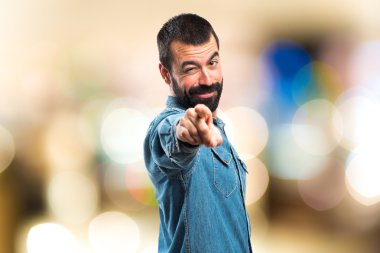 Öne doğru işaret eden adam