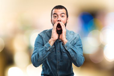 Esmer adam odaklanmamış arka plan