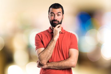 Esmer adam odaklanmamış arka plan