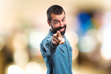 Öne doğru işaret eden adam