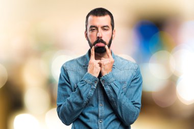 Esmer adam odaklanmamış arka plan