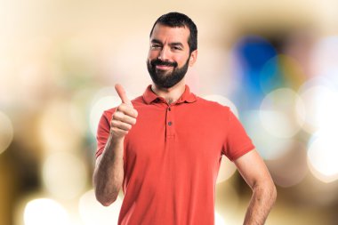 Başparmağı havada yakışıklı bir adam.