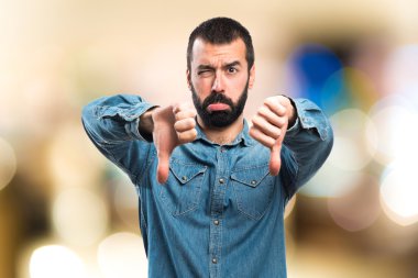 Kötü sinyal yapan erkek