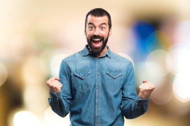 Esmer adam odaklanmamış arka plan