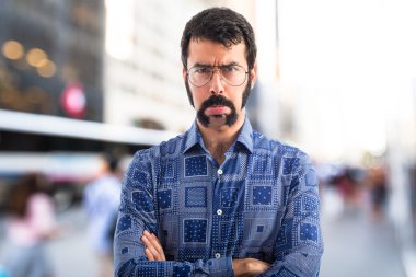 Esmer adam odaklanmamış arka plan