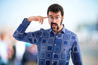 Vintage genç adam deli jest yapma