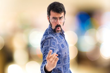 İşaret ve bağırarak vintage genç adam