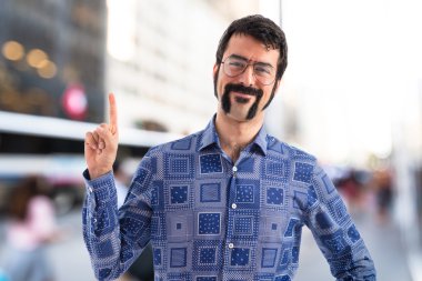 Vintage genç adam yukarı dönük