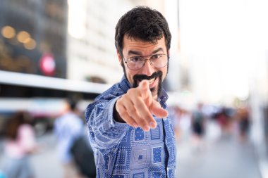 Vintage genç adam önüne işaret