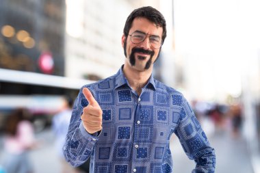 Başparmak ile Vintage genç adam 