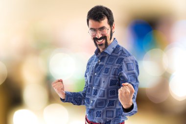 Beyaz arka plan üzerinde şanslı adam  