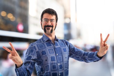 Vintage genç adam zafer jest yapma