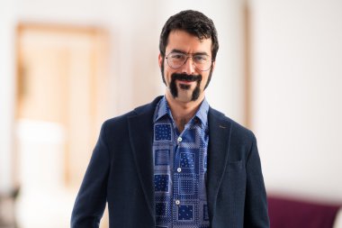 Esmer adam odaklanmamış arka plan