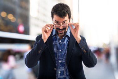 Vintage genç adam bir şeyler gösteriyor