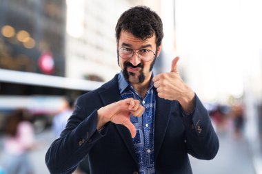 İyi-kötü işaret yapma vintage genç adam 