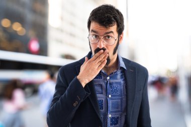 Adam sürpriz jest yapıyor. 