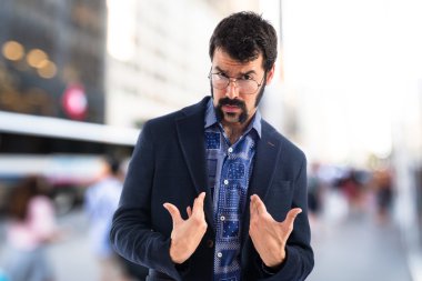 Esmer adam odaklanmamış arka plan