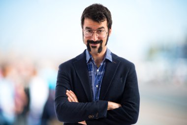 Vintage genç adam kollarını ile geçti 